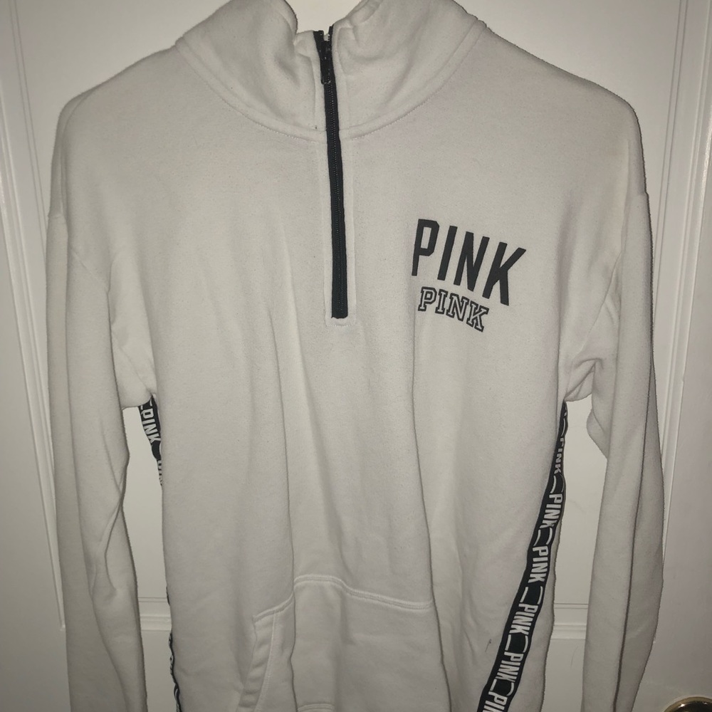 PINK fleece (white)🙌🏽 runs big feels like a S/M